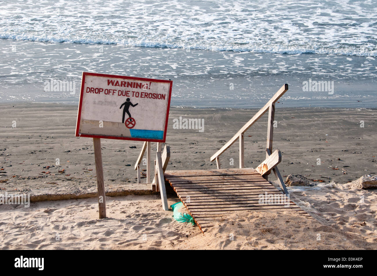 Strand-Erosion und Zeichen, Kololi Beach, Gambia, Westafrika Stockfoto