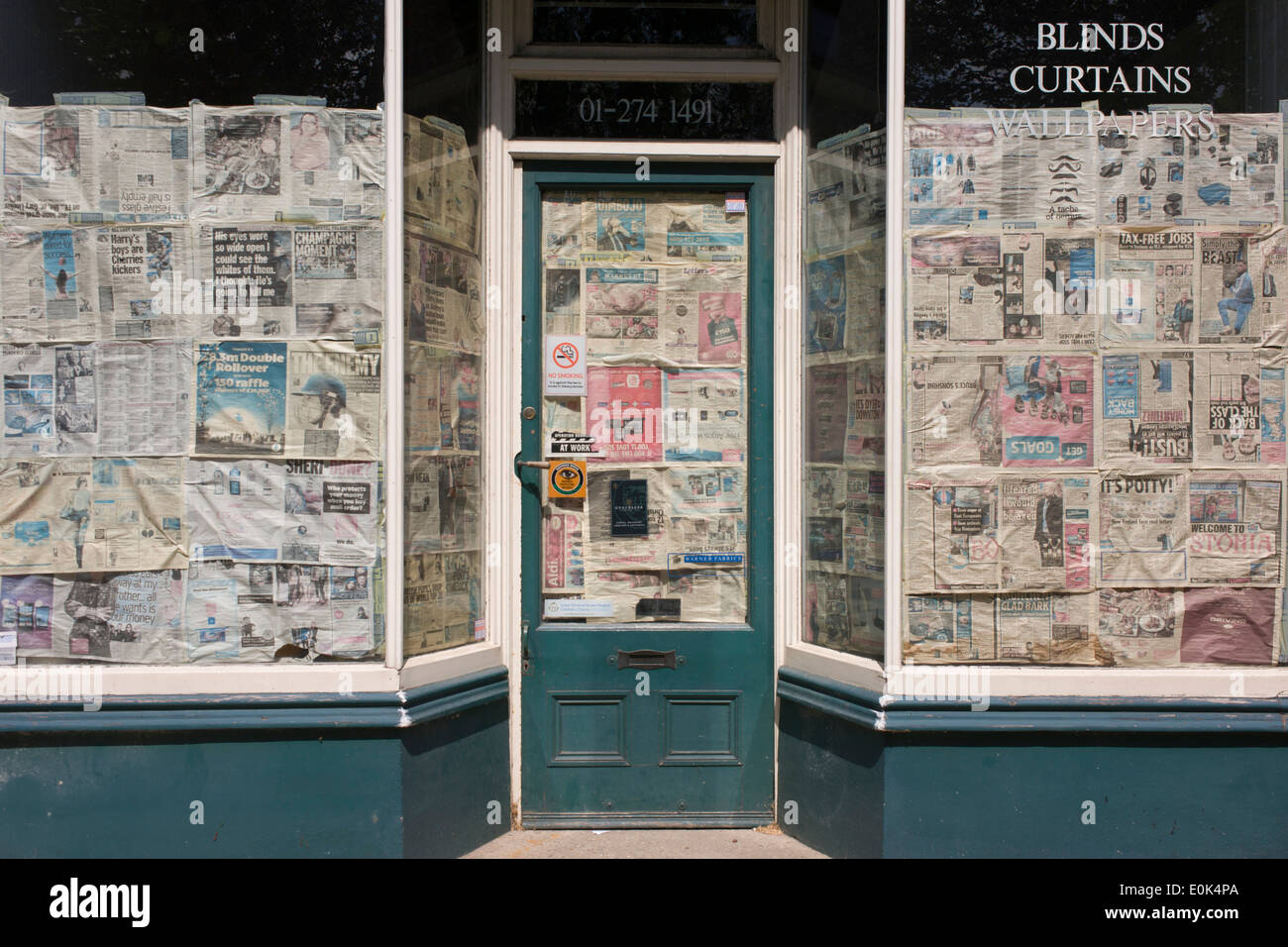 Zeitung, verdunkelt die Fenster und die Tür ein Closed-Shop-Geschäft in Süd-London. Stockfoto