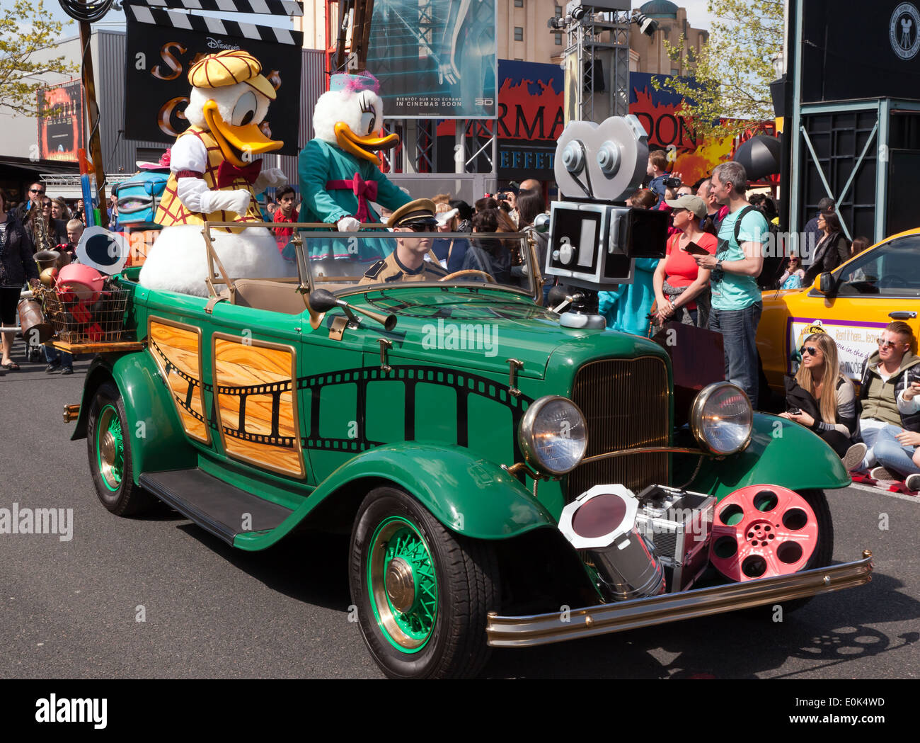 Donald Duck und Daisy Duck in the Stars ' n ' Cars, Parade in den Walt Disney Studios Paris Stockfoto