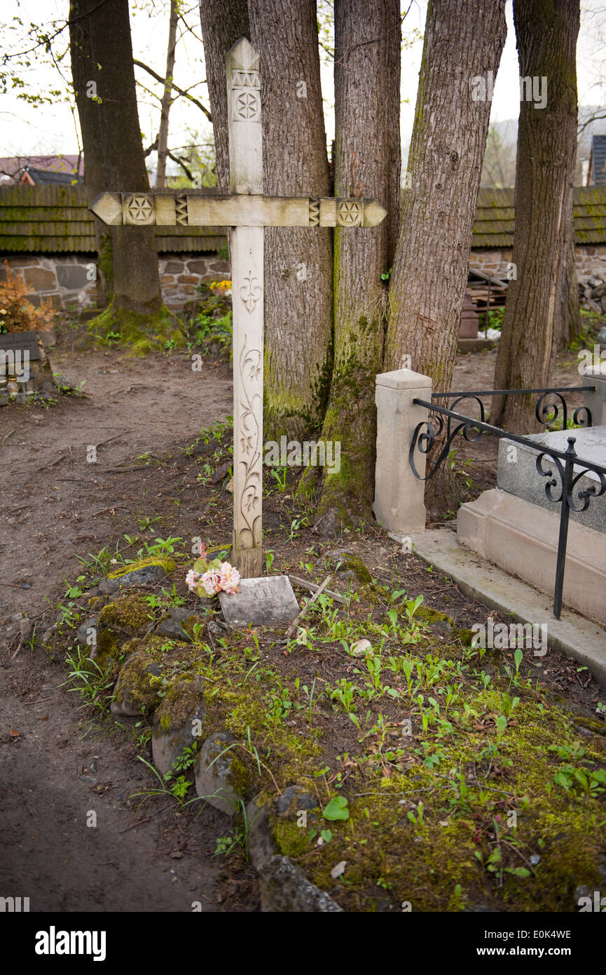 Ornamentale Holzkreuz am Grab bei polnischen Cmentarz Zasluzonych Na Peksowym Brzyzku w Zakopanem Stockfoto