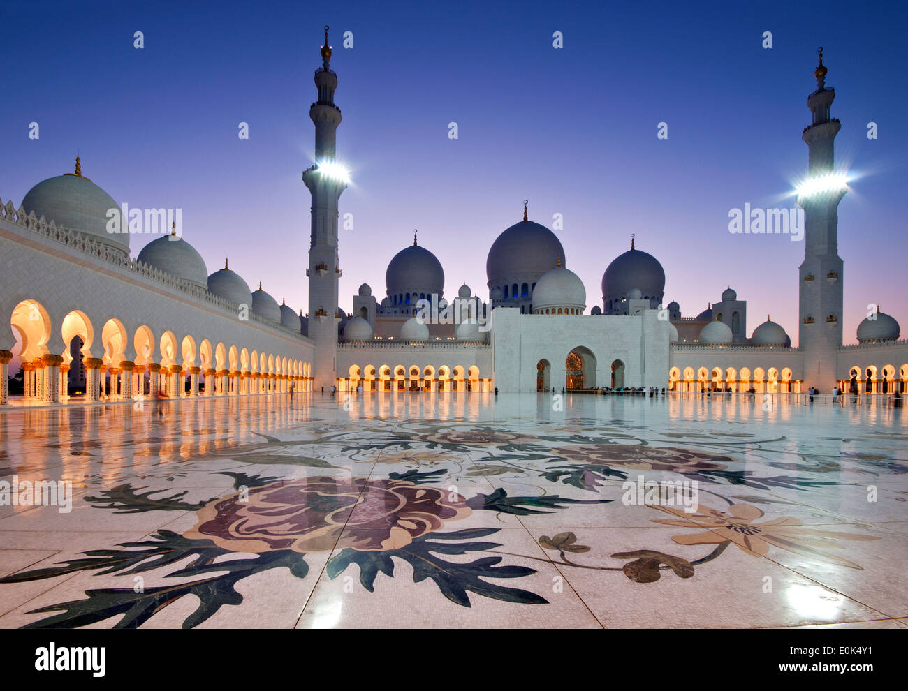 Die Sheikh Zayed Grand Moschee bei Nacht, Abu Dhabi, Vereinigte Arabische Emirate, Naher Osten Stockfoto