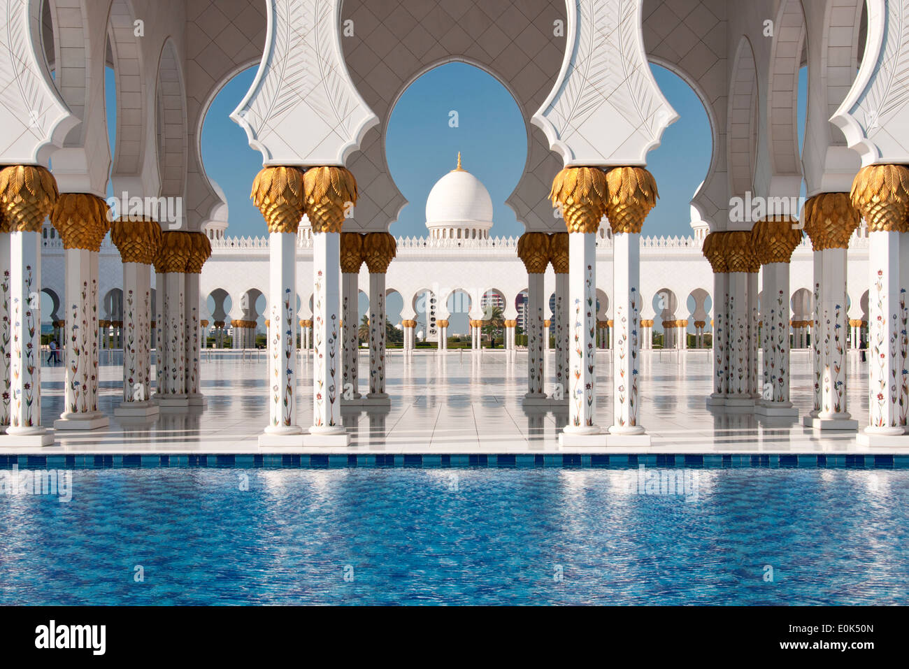 Architekturdetail an der Sheikh Zayed Grand Mosque, Abu Dhabi, Vereinigte Arabische Emirate, Naher Osten Stockfoto