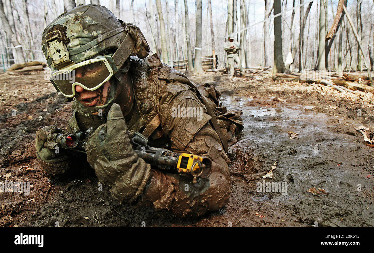 Kriechen durch Schlamm, Pvt. Charles Shidler, Alpha Company, spezielle Truppen Bataillon, 37. Infantry Brigade Combat Team, Ohio Na Stockfoto