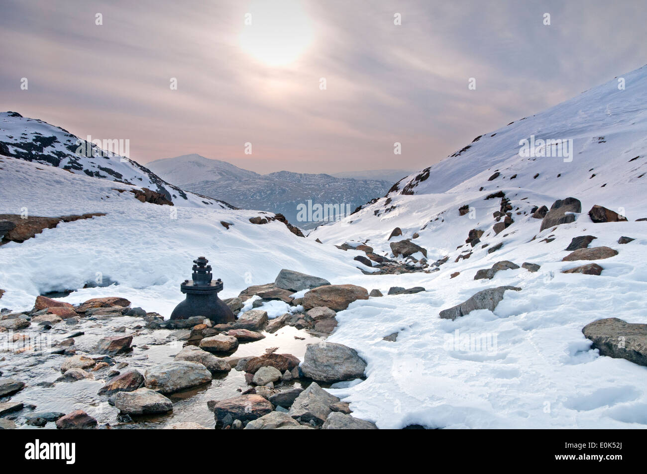 Llyn Glaslyn Abfluss im Winter, Bergarbeiter, Anschluss unter Mount Snowdon, Snowdonia National Park, North Wales, UK Stockfoto