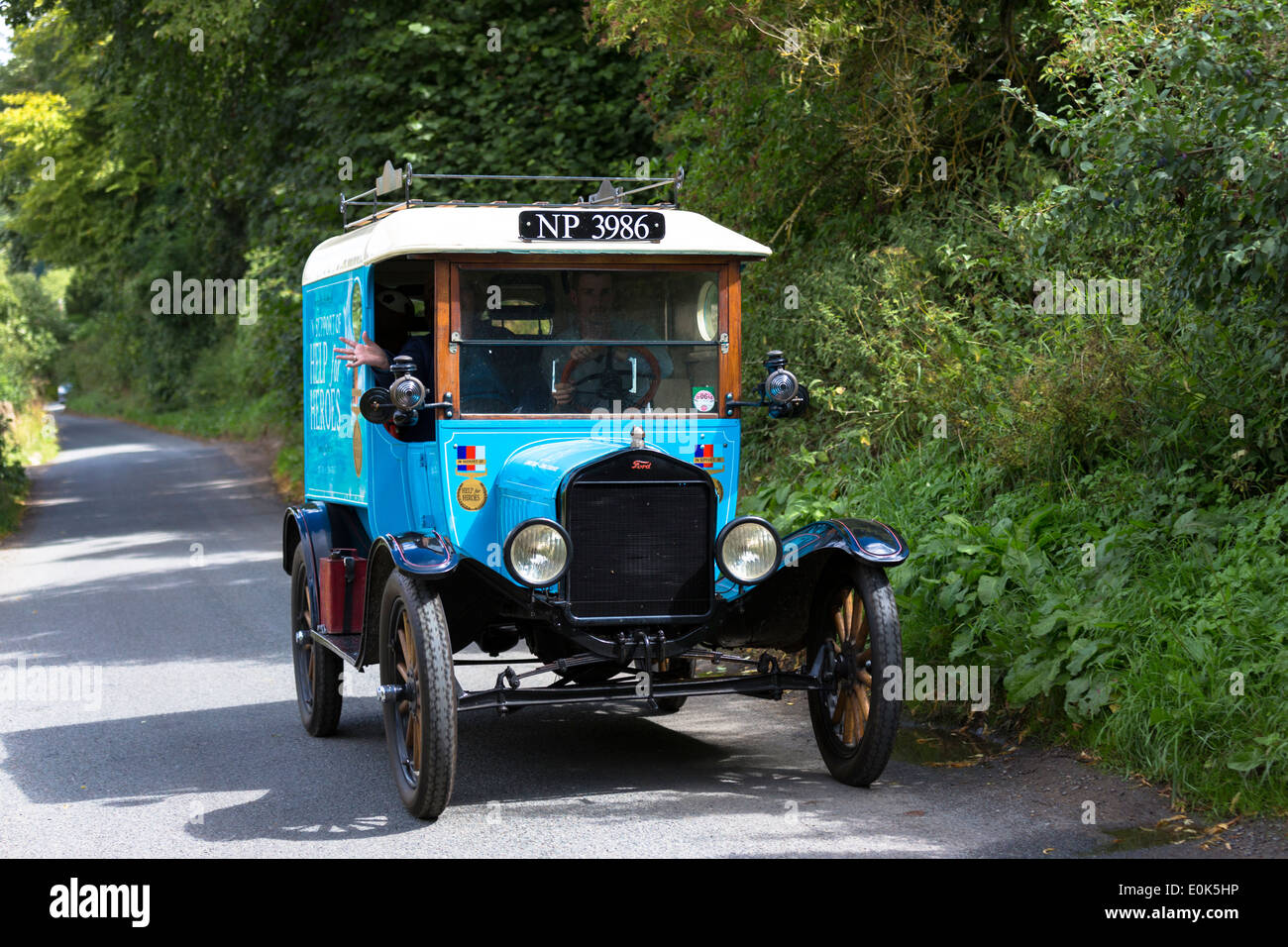 Gut erhaltene veteran Model T Ford Auto Touren entlang der Landstraße in den Cotswolds, UK Stockfoto