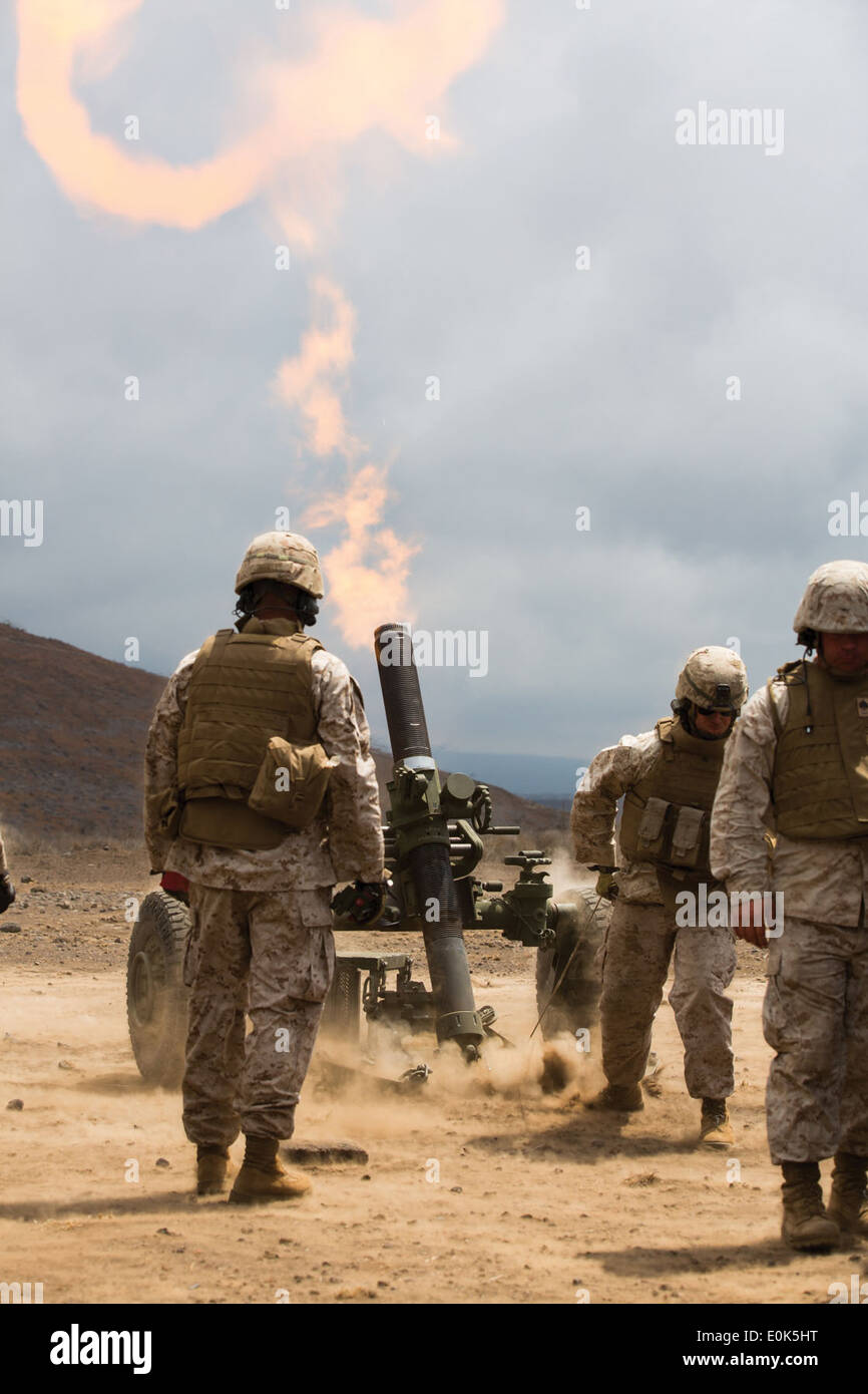 CPL. Kyle Beagle, ein Cannoneer von Charlie Batterie, 1. Bataillon, 12. Marine Regiment, zieht das Verbindungsmittel an den Expeditionary Stockfoto