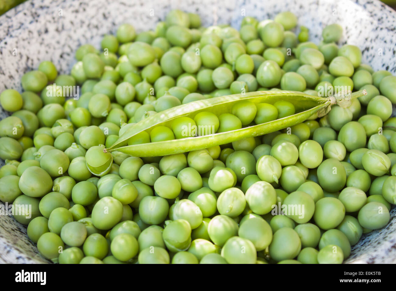 Erbse-Erbsen Platte Closeup Zoom frische rohe grobe grünes Licht gesunde vegetarische Natur natürlich gelben Sonnenlicht Stockfoto