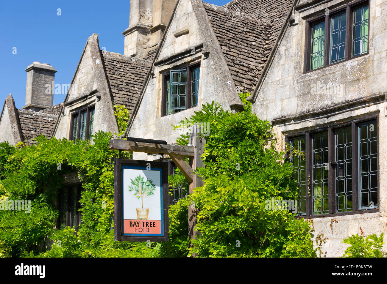 Der Lorbeerbaum malerischen alten Pub und Hotel mit traditionellen hellen Bleiglasfenster in Burford in Cotswolds, Oxfordshire, Vereinigtes Königreich Stockfoto