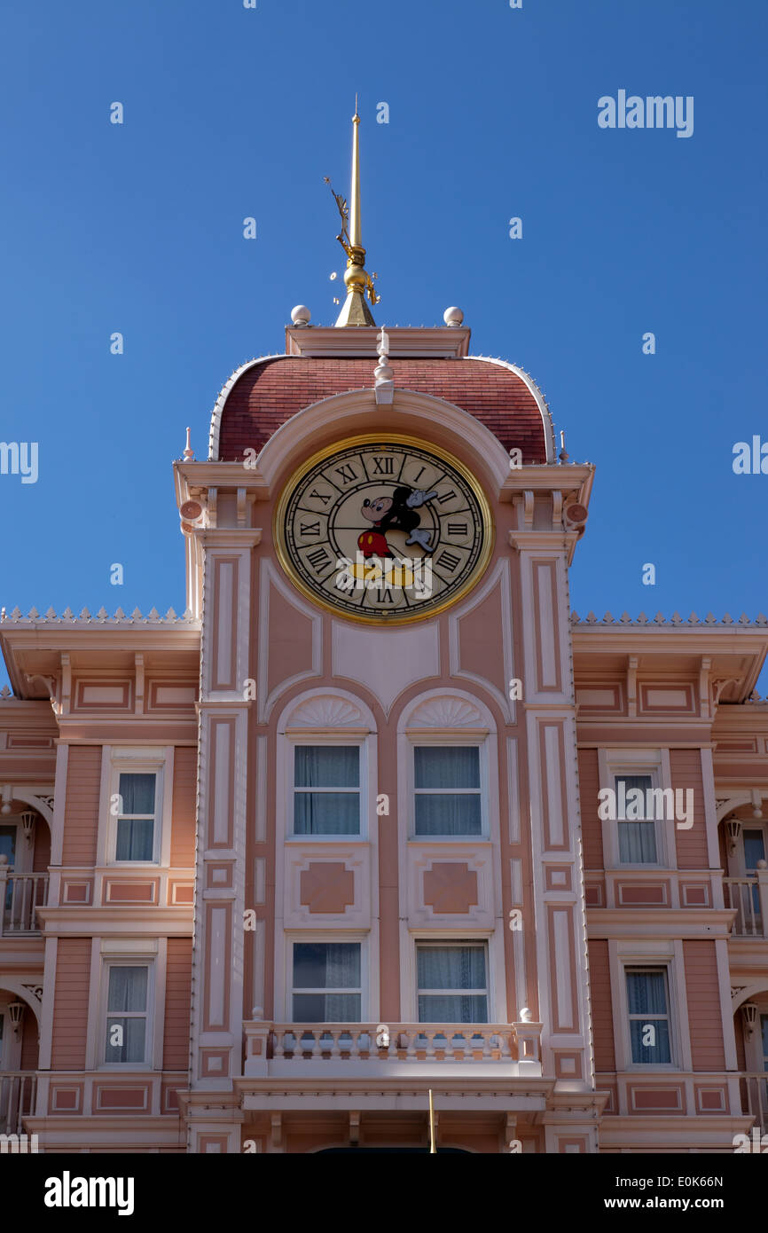 Micky Maus unter dem Motto Uhr am Eingang zum Disney Land Paris Stockfoto