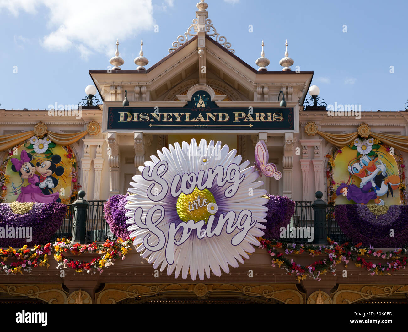 Eingang zum Disney Land Paris, zeigt eine Frühling Förderung Stockfoto