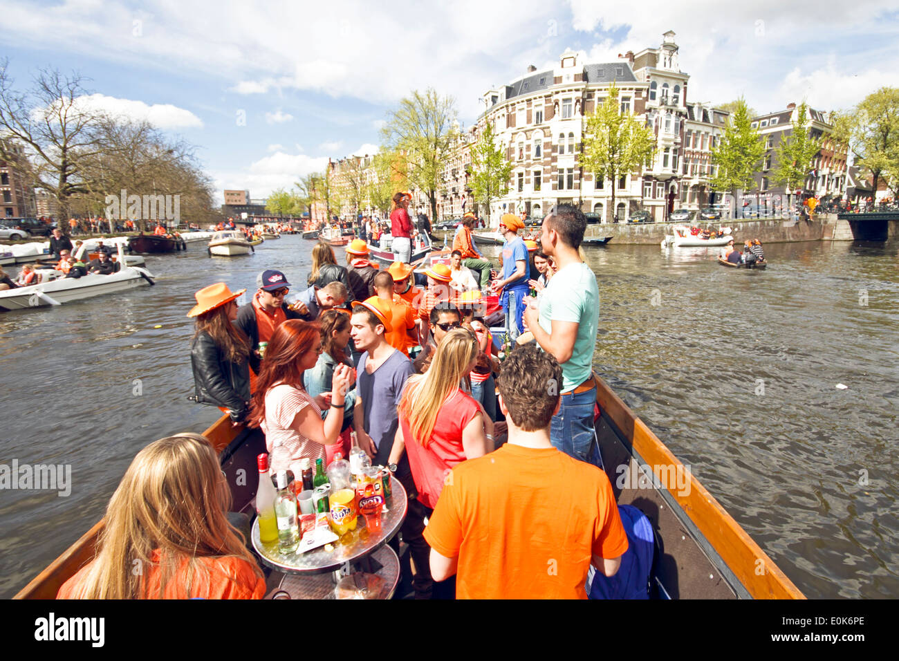 Grachten voller Boote und Menschen in Orange während der Feier der Königinnentag am 30. April 2013 in Amsterdam Niederlande Stockfoto