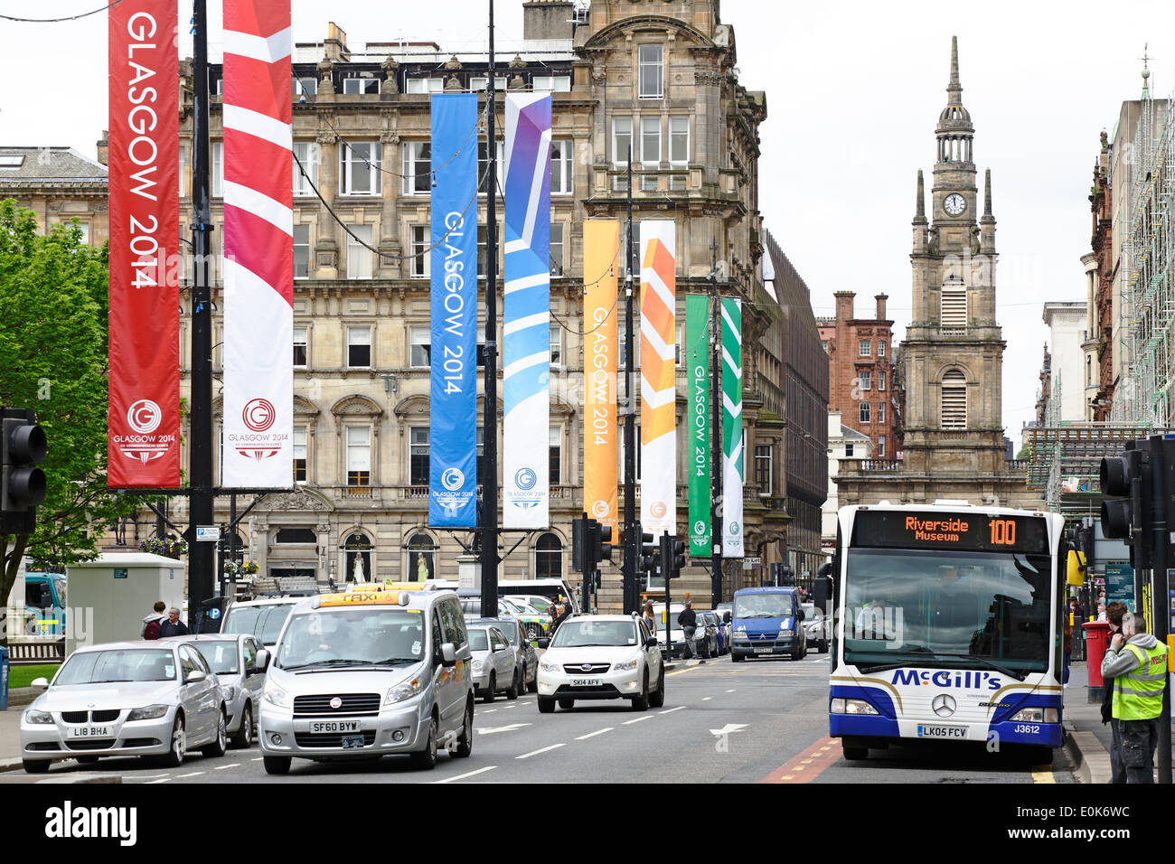 George Square, Glasgow, Schottland, Großbritannien, Donnerstag, 15. Mai 2014. Im Vorfeld der Commonwealth Games in Glasgow wurden farbenfrohe Banner aufgestellt, um das Stadtzentrum zu kleiden und Besucher willkommen zu heißen. Die Spiele laufen vom 23. Juli bis 3. August 2014. Stockfoto
