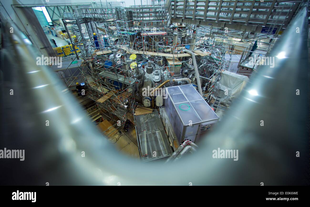 Techniker arbeiten an einer kreisförmigen Plasmagefäß am Forschungsreaktor "Wendelstein 7-X" in Greifswald, Deutschland, 7. Mai 2014. Der Forschungsreaktor ist das Max-Planck-Institut für Plasmaphysik gebaut. Der Reaktor wird für Tests für die Kernfusion, während die Kerne verschmelzen miteinander und Freisetzung Energie ähnlich wie Prozesse auf der Sonne verwendet. Kernfusion ist umstritten, als eine neue Form der Energiegewinnung. Die Baukosten für das Fusionsexperiment verdoppelte sich von 500 1 Million durch längere Bauzeit. Foto: JENS Büttner/dpa Stockfoto