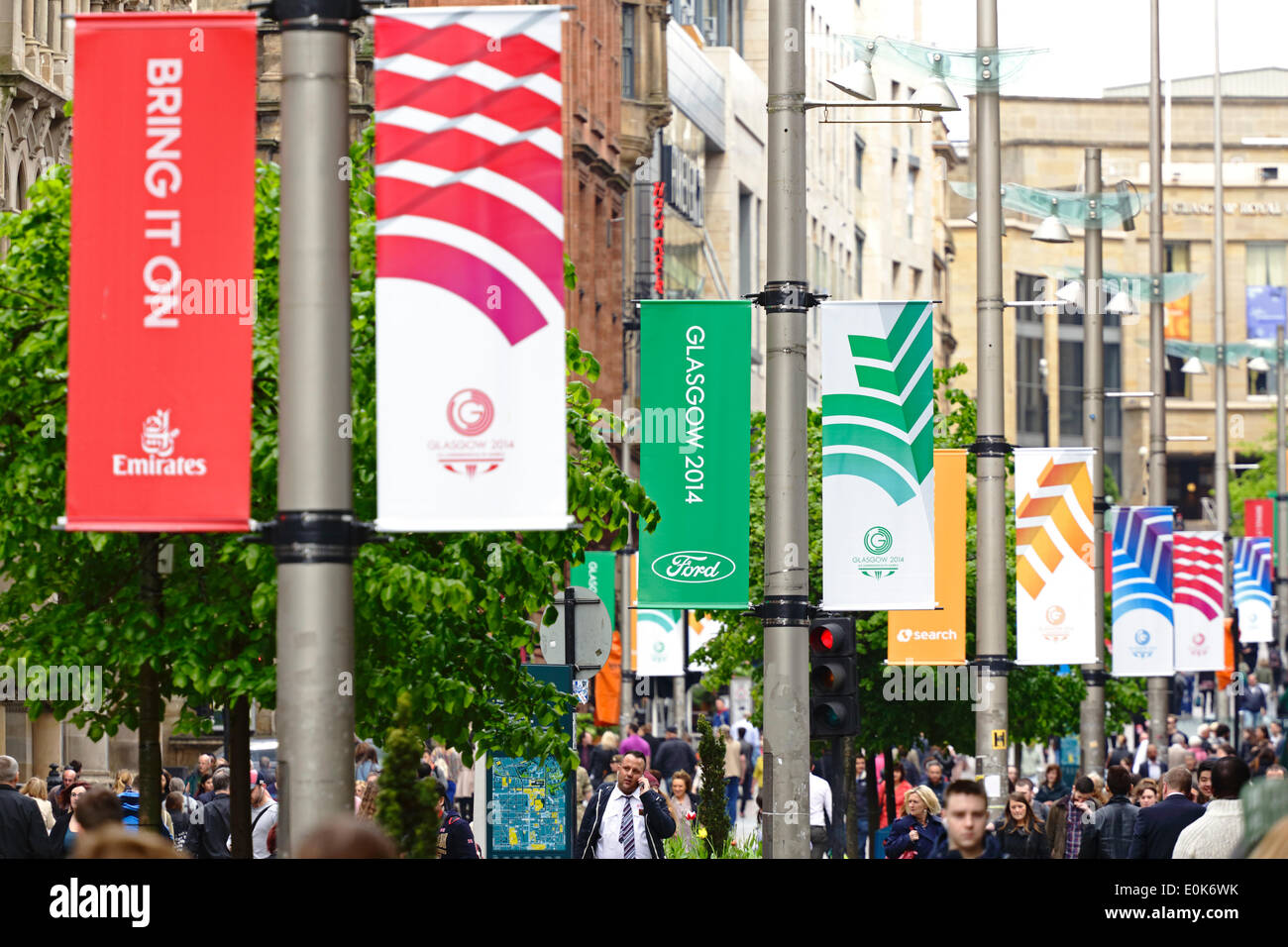 Buchanan Street, Glasgow, Schottland, Großbritannien, Donnerstag, 15. Mai 2014. Im Vorfeld der Commonwealth Games in Glasgow wurden farbenfrohe Banner aufgestellt, um das Stadtzentrum zu kleiden und Besucher willkommen zu heißen. Die Spiele laufen vom 23. Juli bis 3. August 2014. Stockfoto