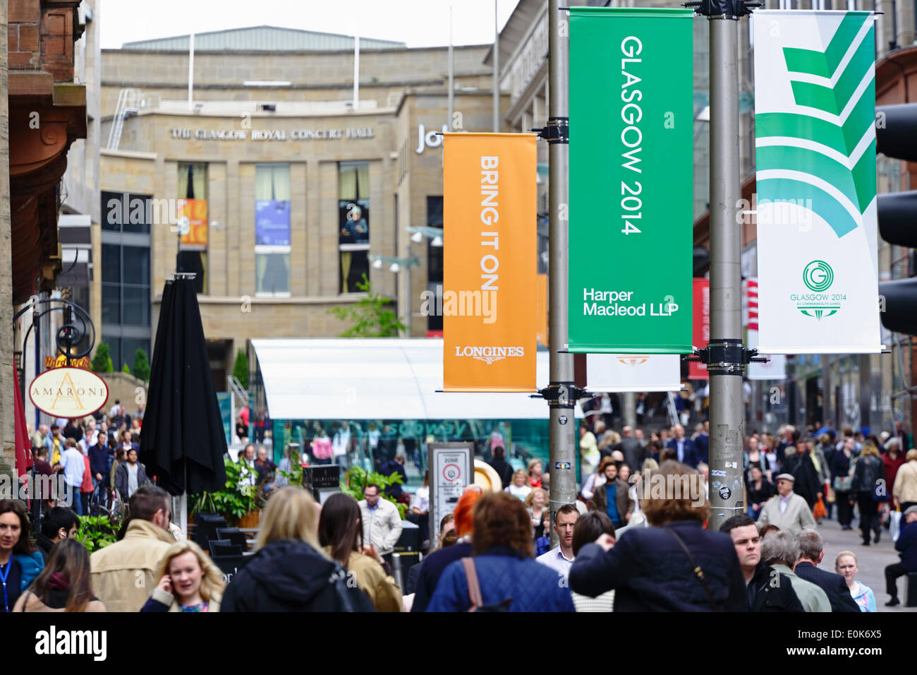 Buchanan Street, Glasgow, Schottland, Großbritannien, Donnerstag, 15. Mai 2014. Im Vorfeld der Commonwealth Games in Glasgow wurden farbenfrohe Banner aufgestellt, um das Stadtzentrum zu kleiden und Besucher willkommen zu heißen. Die Spiele laufen vom 23. Juli bis 3. August 2014. Stockfoto