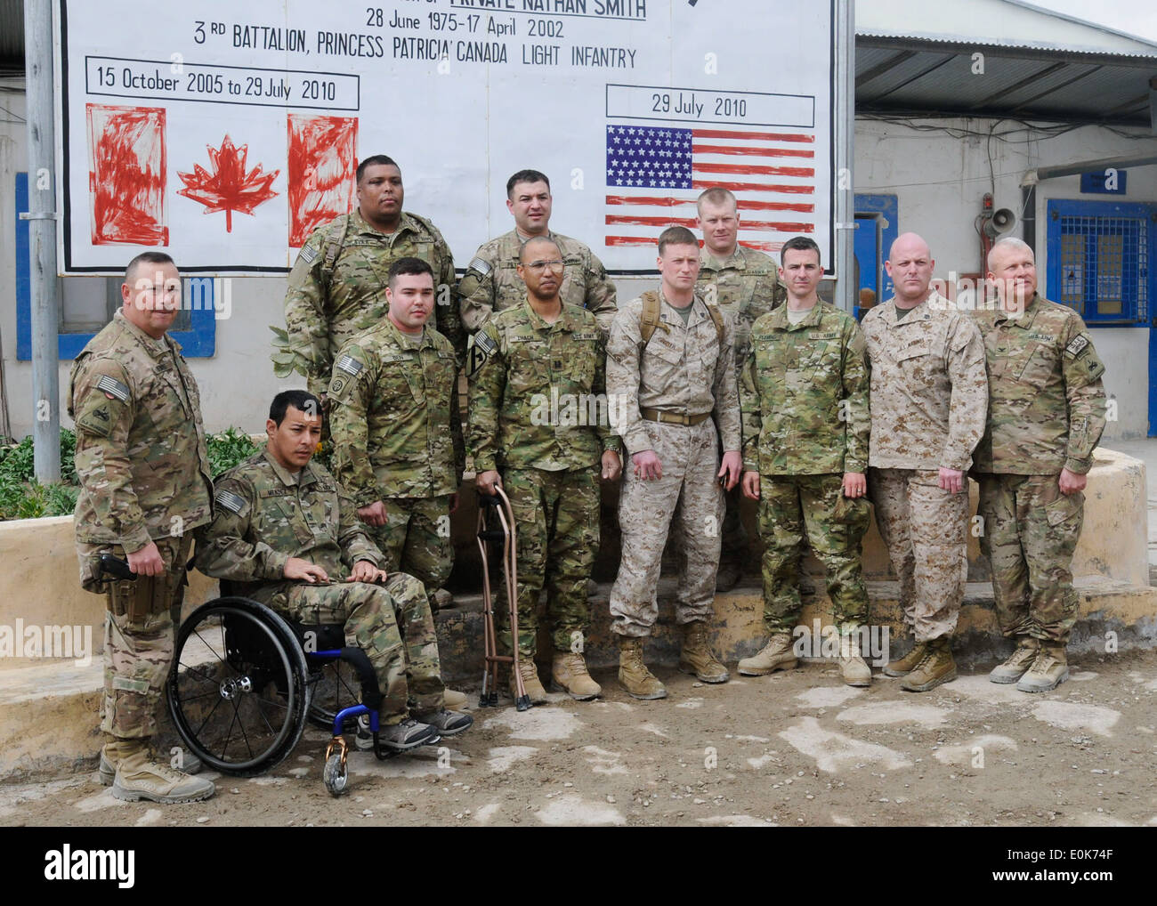 Verwundeten Krieger pose mit Command Sergeant Major Russell Reimers, Befehl Sergeant-Major der 1. Brigade Combat Team, 1st Armored Di Stockfoto