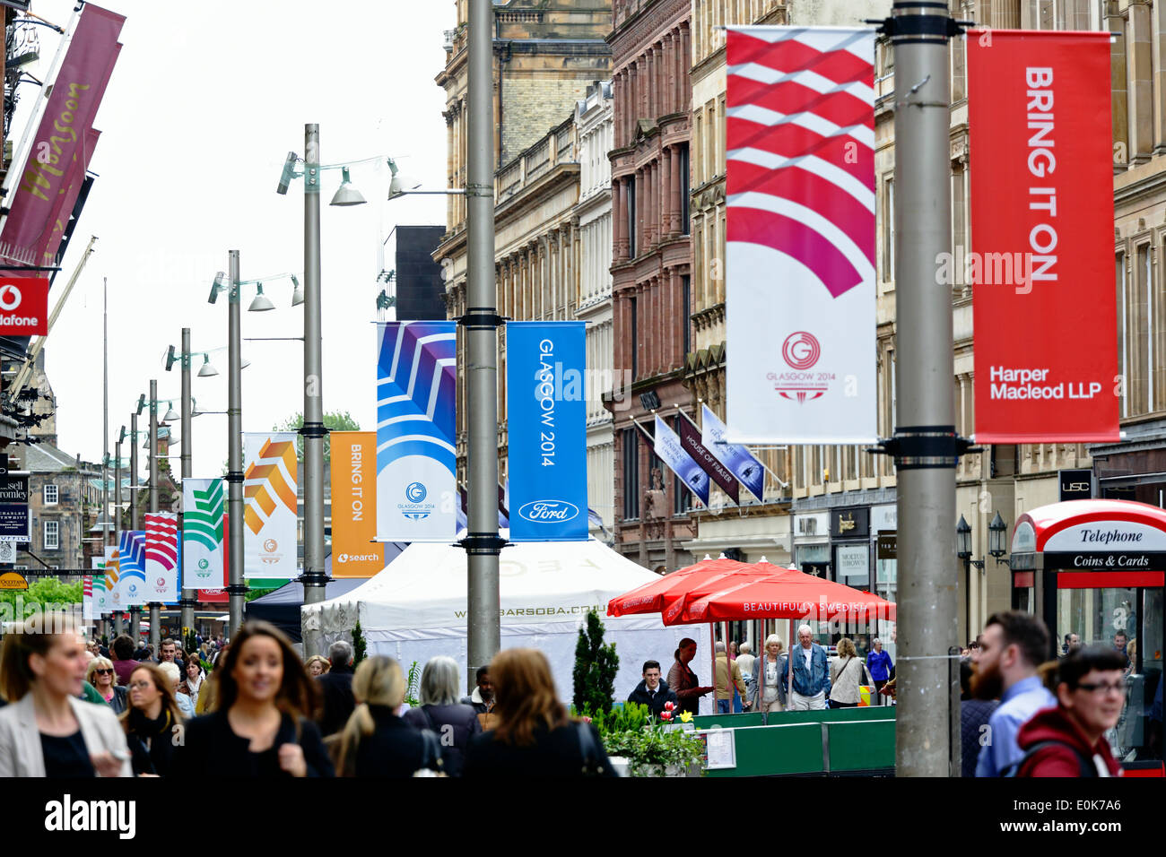 Buchanan Street, Glasgow, Schottland, Großbritannien, Donnerstag, 15. Mai 2014. Im Vorfeld der Commonwealth Games in Glasgow wurden farbenfrohe Banner aufgestellt, um das Stadtzentrum zu kleiden und Besucher willkommen zu heißen. Die Spiele laufen vom 23. Juli bis 3. August 2014. Stockfoto