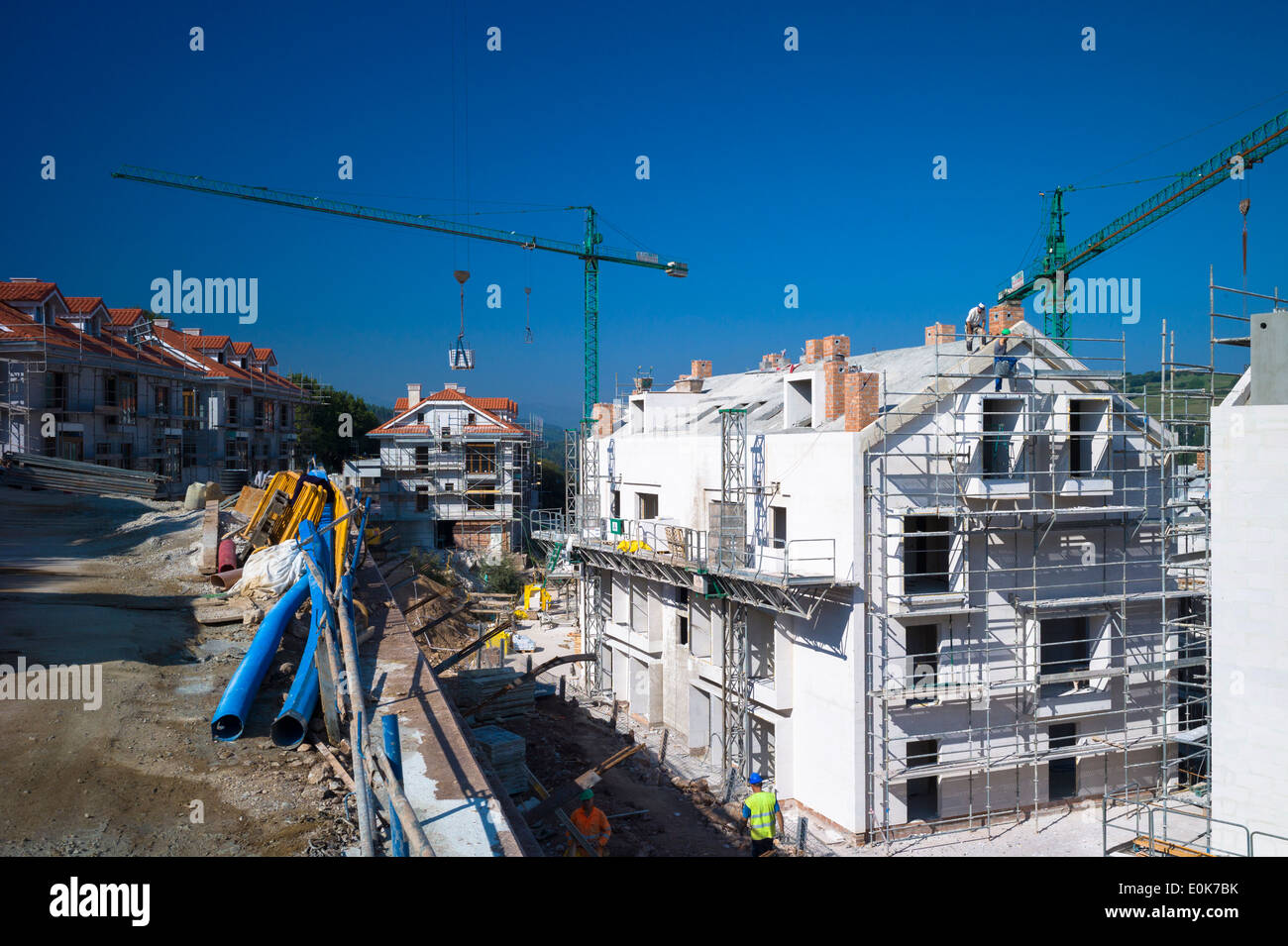 Wohnsiedlung in San Vicente De La Barquera, Kantabrien. EU-Förderung für viele Bauvorhaben in Spanien war. Stockfoto