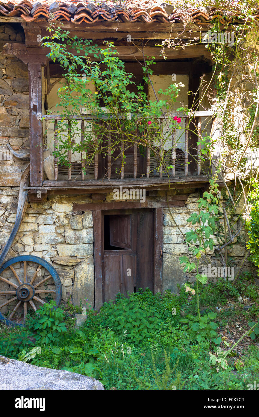 Traditionelles Haus in Berg Dorf von Somaniezo in Picos de Europa in Kantabrien Nordspanien Stockfoto