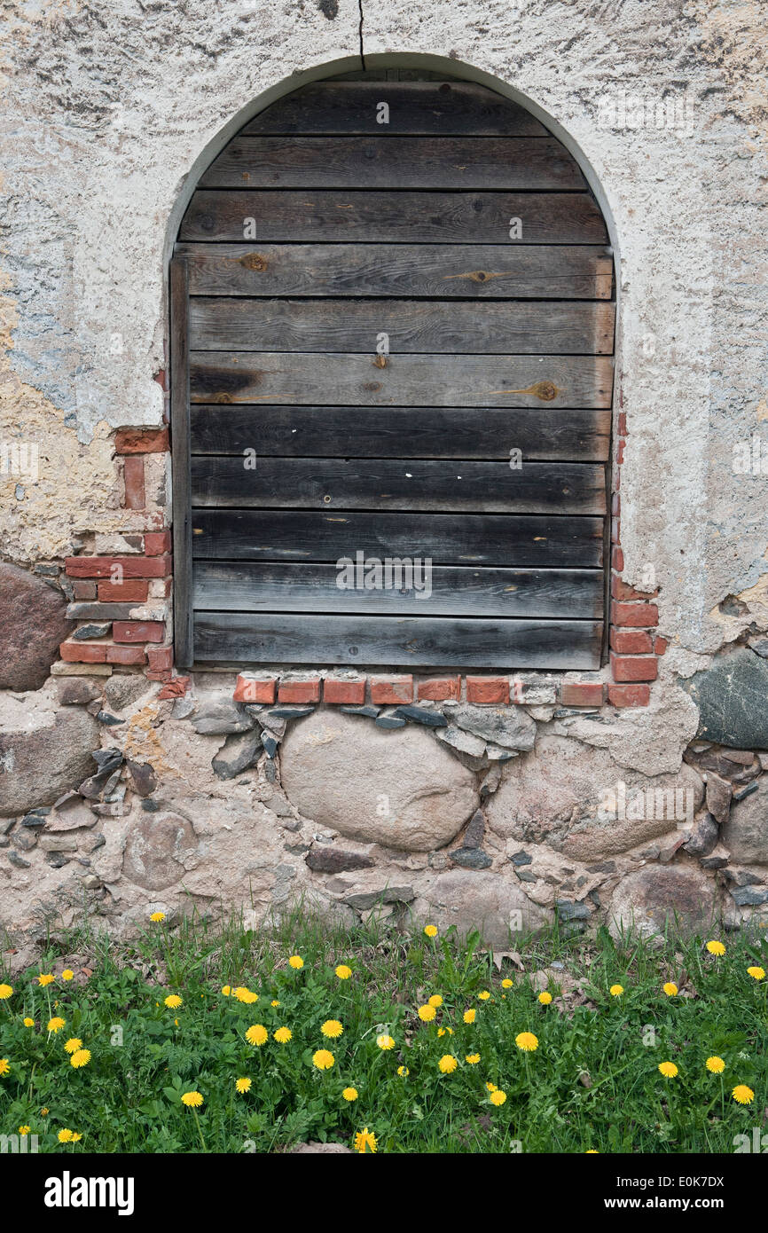 Fenster schließen ein Haushalts Gebäude aus Granit bei Meri Estate Smiltenes Region Lettland Felsen Stockfoto