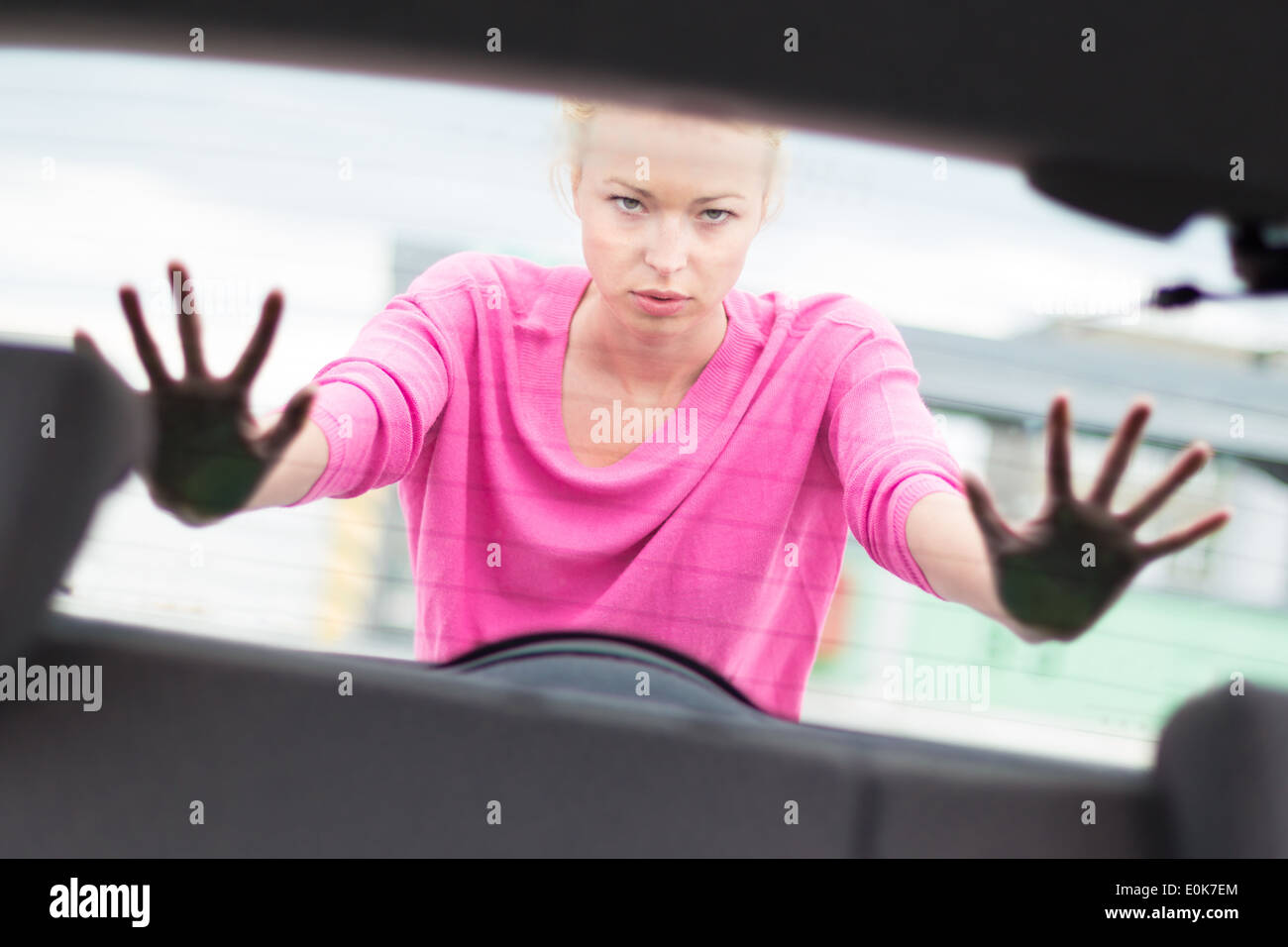 Frau ein Auto schieben. Stockfoto