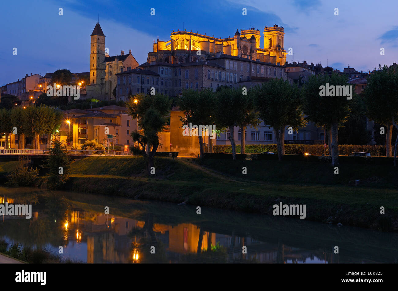Auch, Departement Gers, Frankreich, Europa, Gers River, Saint Mary Kathedrale und Armagnac-Turm in der Abenddämmerung Stockfoto