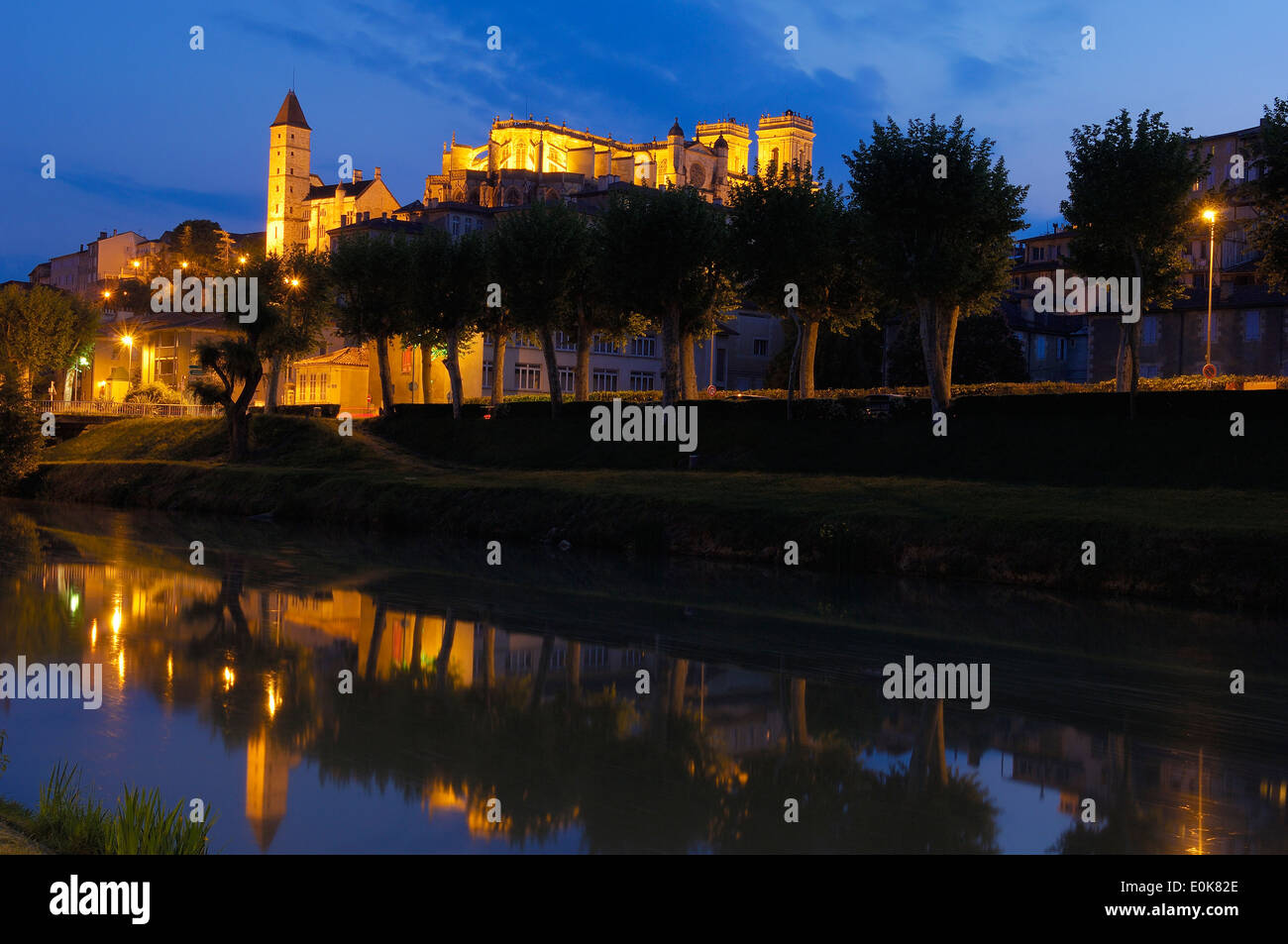 Auch, Departement Gers, Frankreich, Europa, Gers River, Saint Mary Kathedrale und Armagnac-Turm in der Abenddämmerung Stockfoto