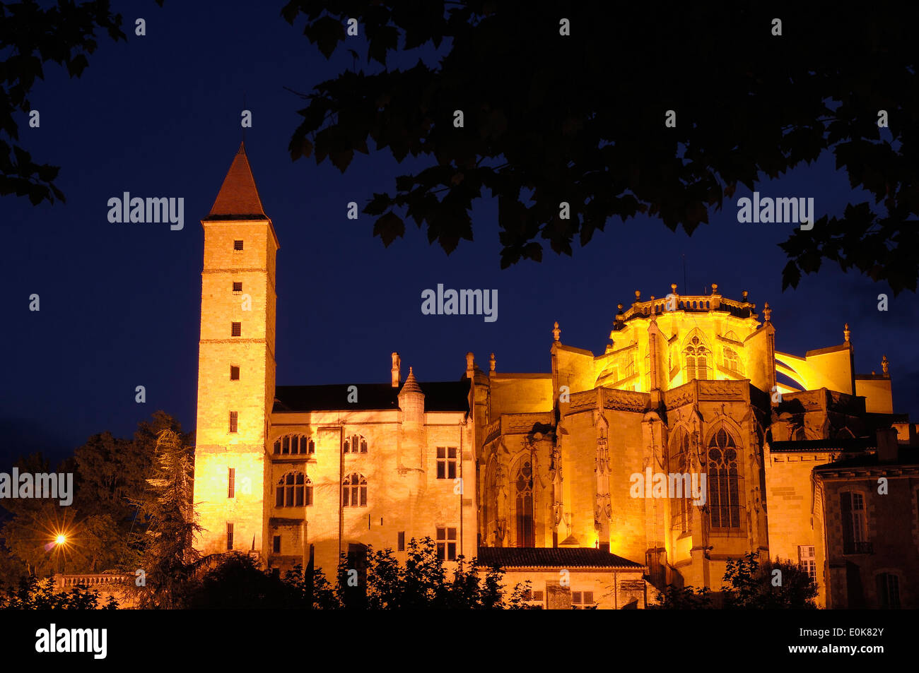 Auch, Gers Abteilung, Frankreich, Europa, Saint Mary Cathedral und Armagnac Tower in der Abenddämmerung Stockfoto