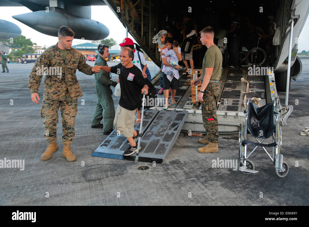 US-Marines mit 3d Marine Expeditionary Brigade unterstützen Personal durch Taifun Haiyan aus einer KC-130J Super Hercules vertrieben wurden eine Stockfoto