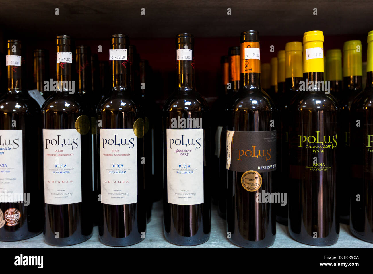 Roten Rioja Weine Polus Crianza, Reserva und Graciano auf dem Display in Pepita Uva-Shop in Laguardia, Rioja-Alavesa, Spanien Stockfoto
