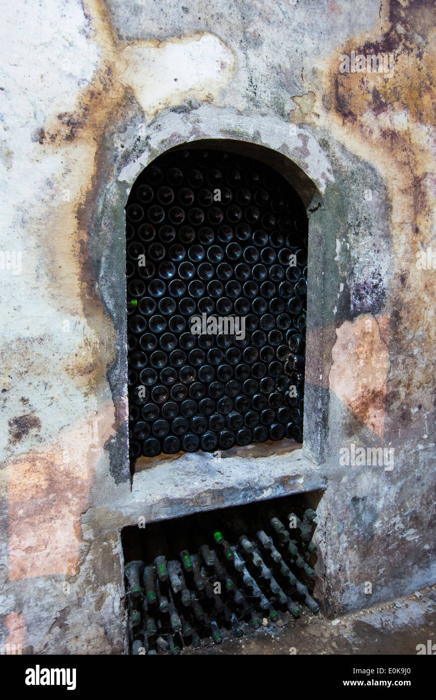Gespeichert in unterirdischen Keller in Carlos San Pedro Bodega Winery in mittelalterlichen Laguardia im Baskenland, Spanien Rioja-Wein Stockfoto