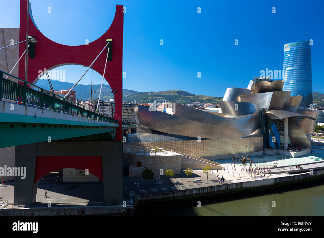 Guggenheim Museum Bilbao, Iberdrola Tower Wolkenkratzer und rote Brücke im Baskenland, Spanien Stockfoto
