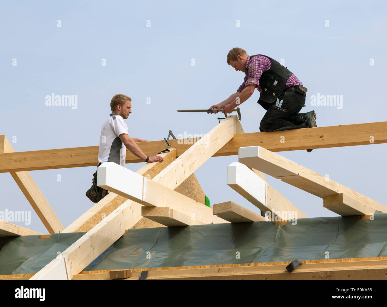 Bauarbeiter bei der Arbeit auf ein neues Dach Stockfoto