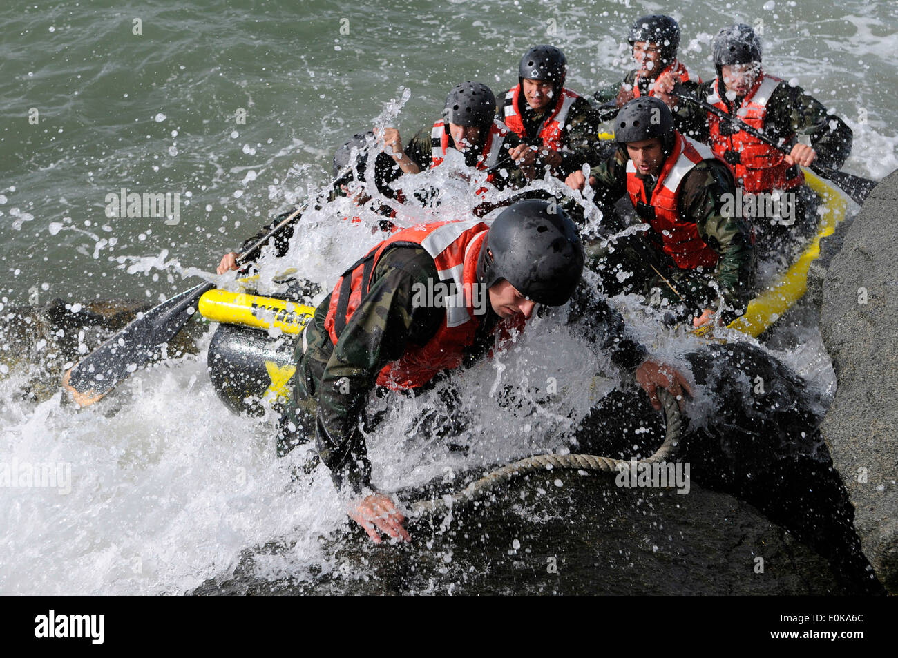 Basic Underwater Demolition/SEAL Klasse 282 Schüler nehmen in Rock Portage auf Coronado Island. Rock-Portage ist Stockfoto