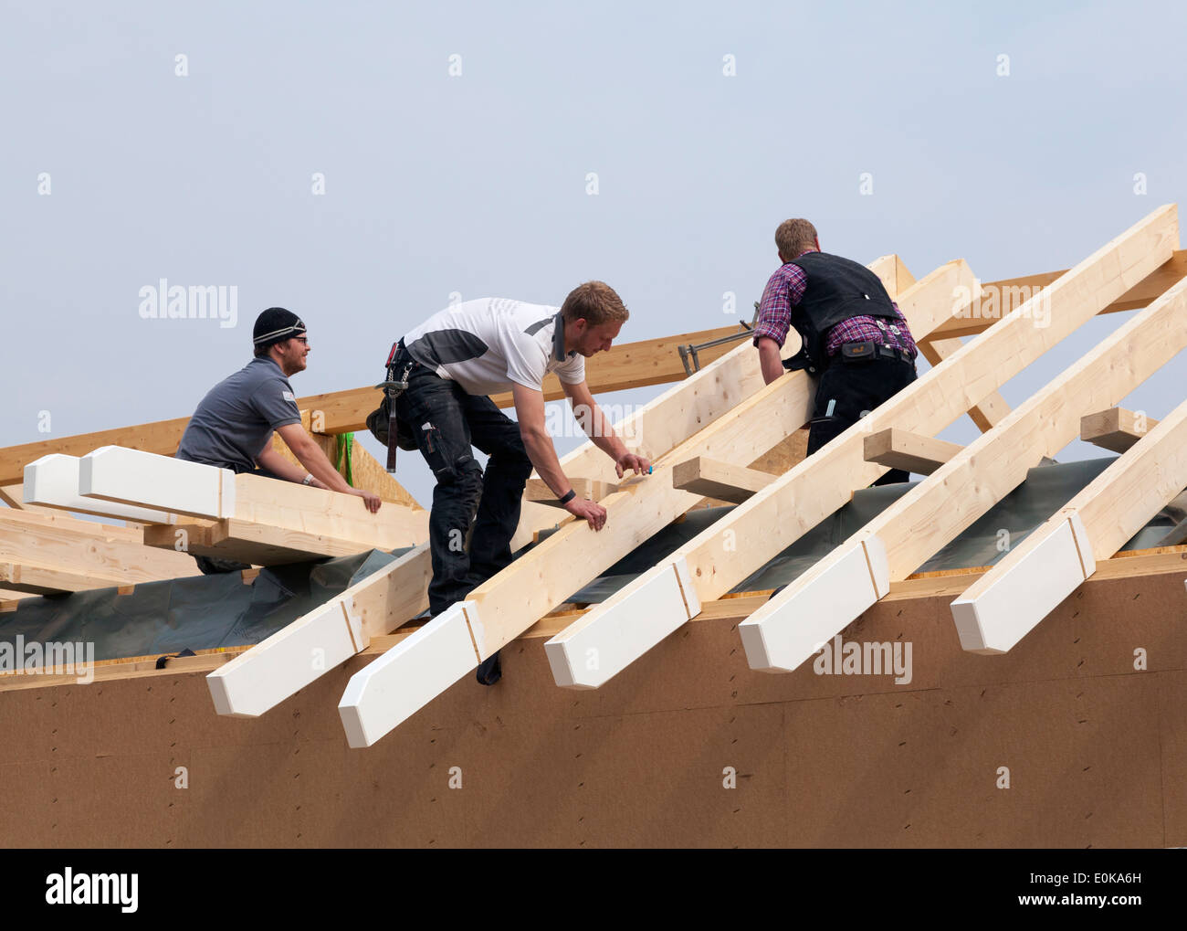 Bauherren, die Errichtung von Dach Stockfoto