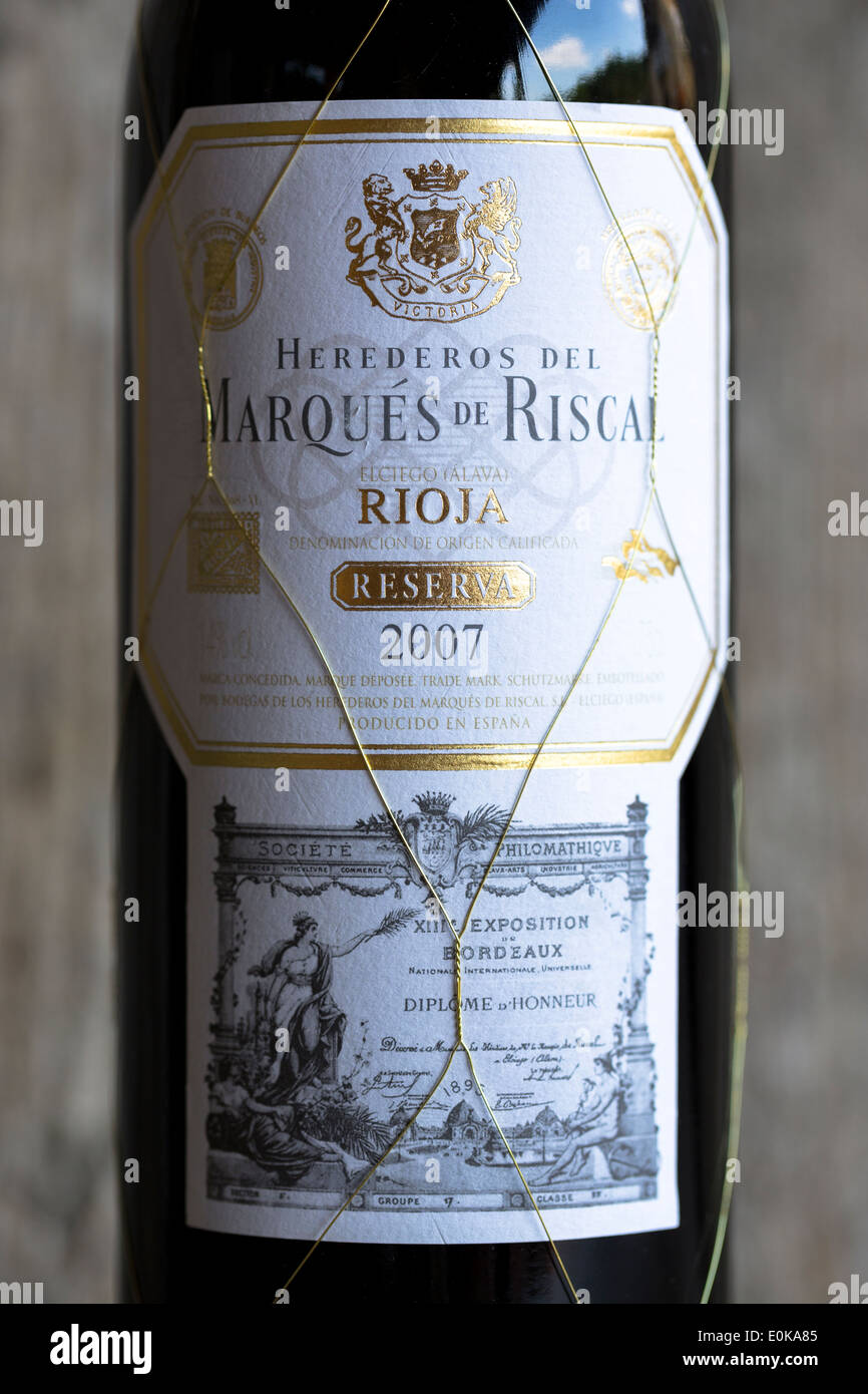 Marques de Riscal Rioja rot Weinflaschen Reserva 2007 Jahrgang durch alte Eiche Platte, Spanien Stockfoto