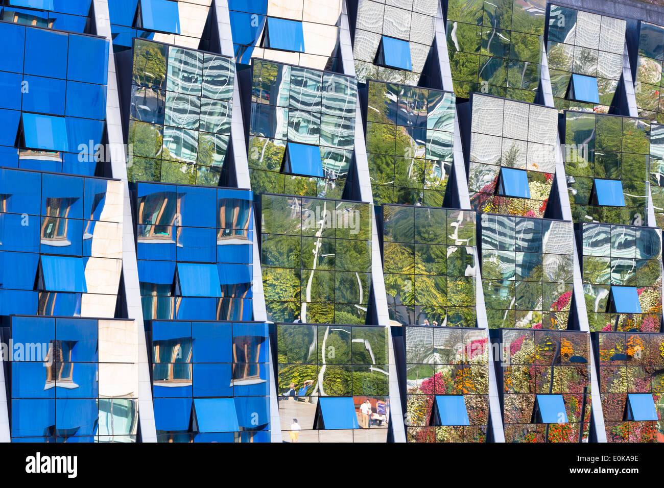 Reflexionen in die futuristische Glasfront Silken Gran Hotel Domine in Bilbao, Baskenland, Spanien Stockfoto