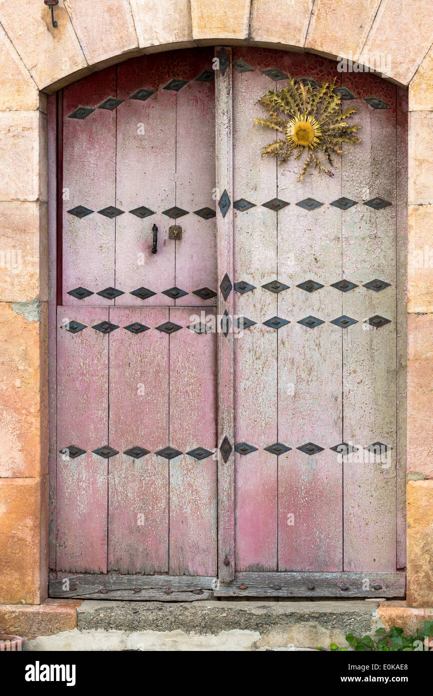 Typischen baskischen hölzerne Tür in Stadt von Oroz Betelu in Navarra in Nordspanien Stockfoto