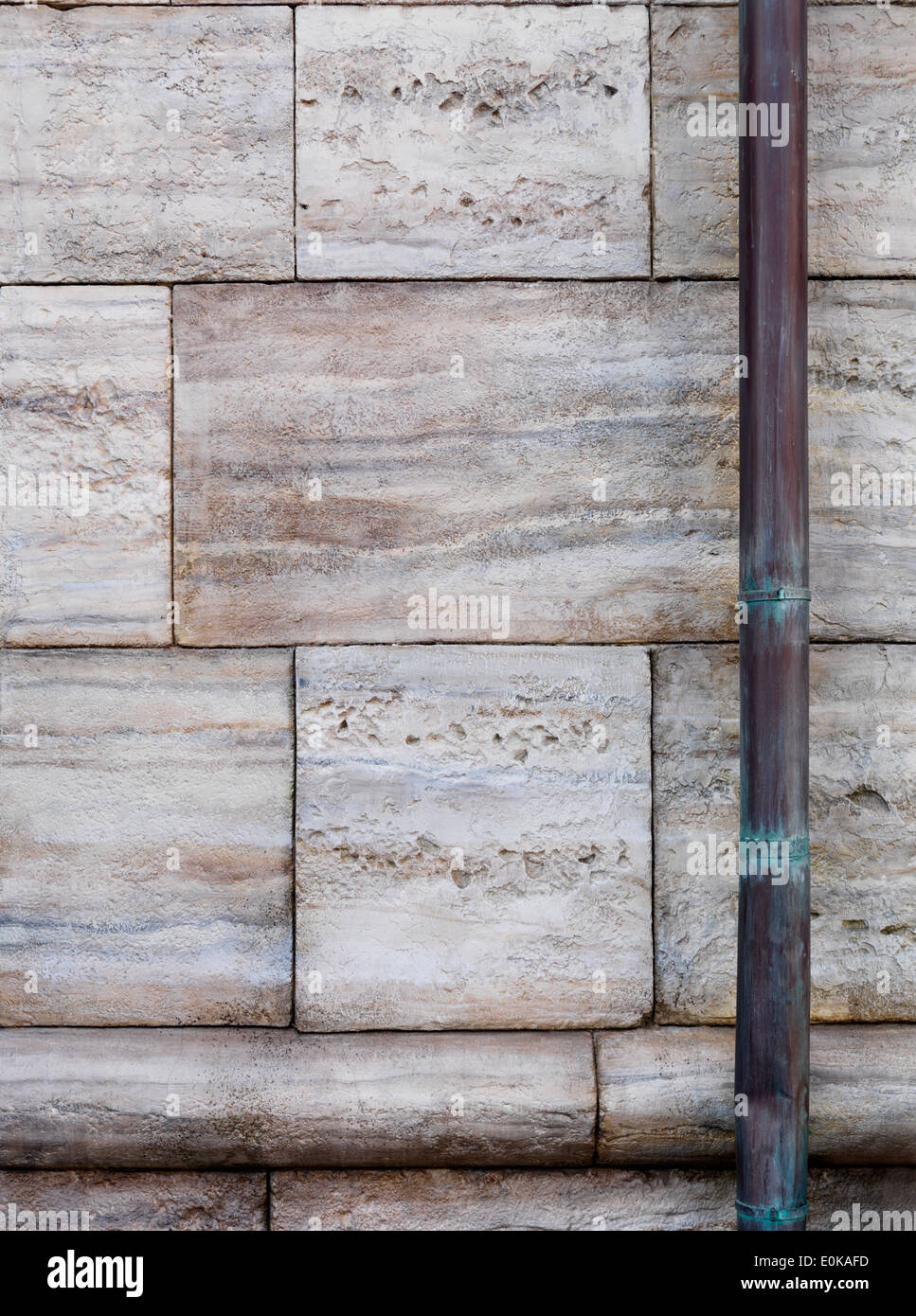 Steinmauer und alte Kupfer Fallrohr background Textur Stockfoto