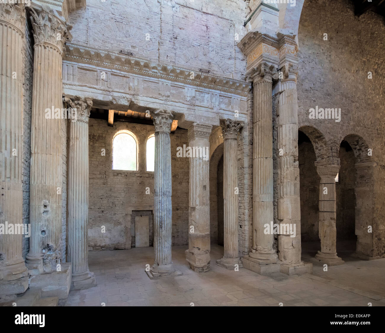Romanische Kirche von San Salvatore in Spoleto, Umbria, Italien; Innenansicht mit Spalte und Hauptstädte Stockfoto