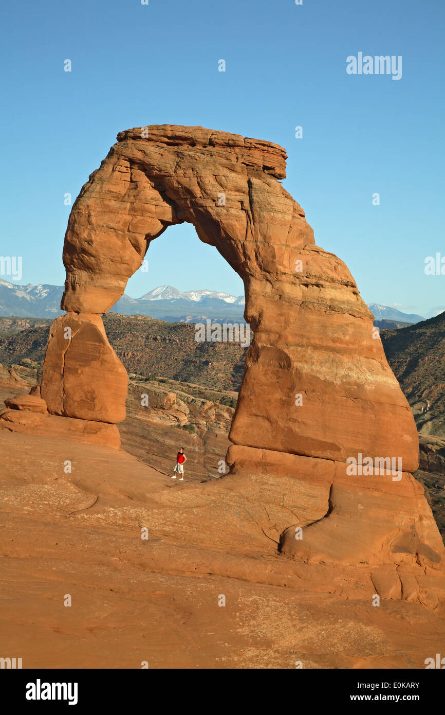 Wanderer unter Delicate Arch, La Sal Mountains, Arches-Nationalpark, Utah, USA Stockfoto
