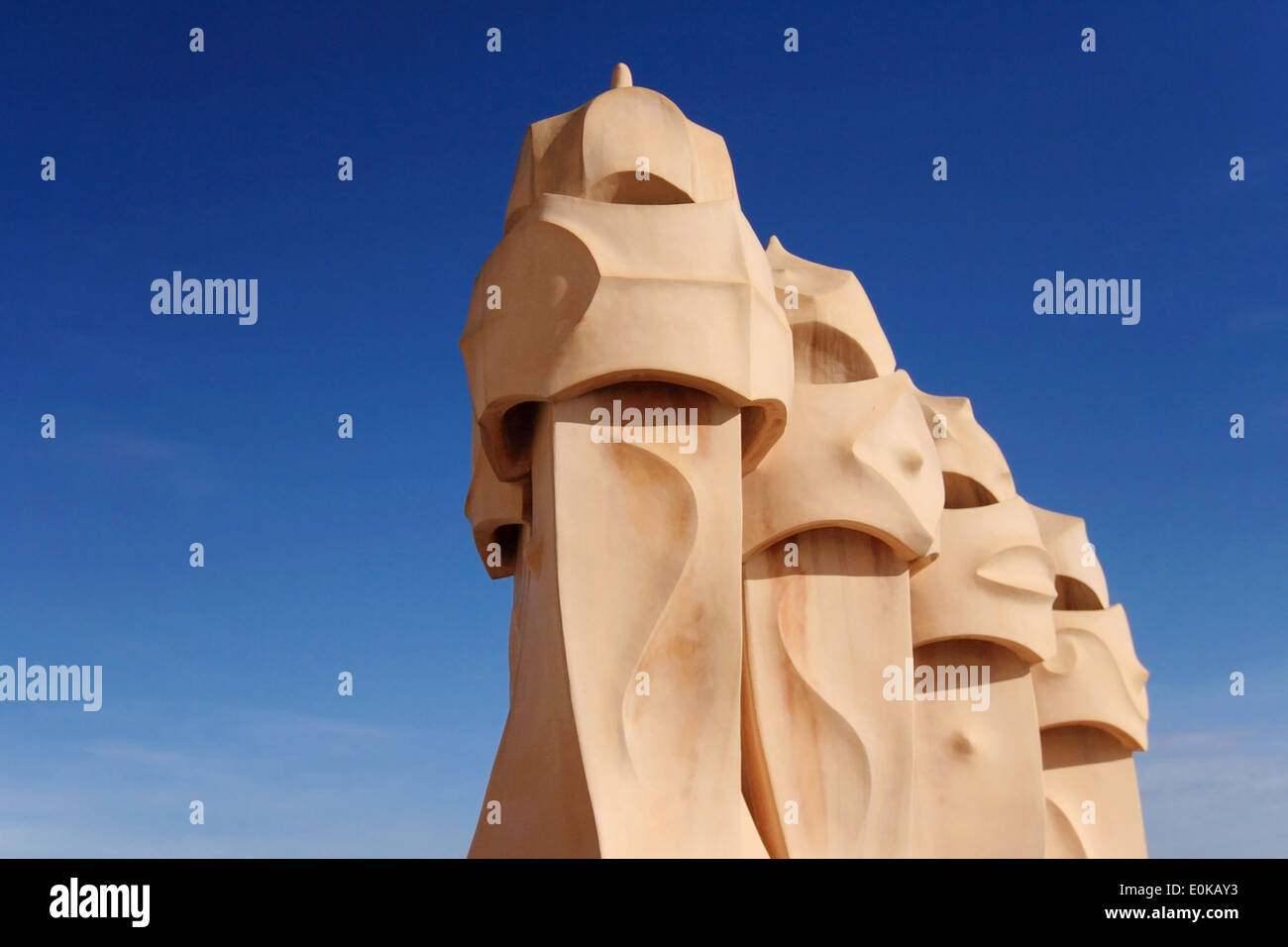 Schornsteine mit Keramikfragmente, die aussehen wie Helme bei La Pedrera (Casa Mila) in Barcelona, Katalonien bedeckt. Stockfoto