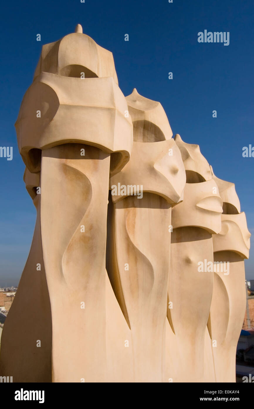 Schornsteine bedeckt mit Keramikfragmente, die aussehen wie Helme bei La Pedrera (Casa Mila) in Barcelona, Spanien. Stockfoto