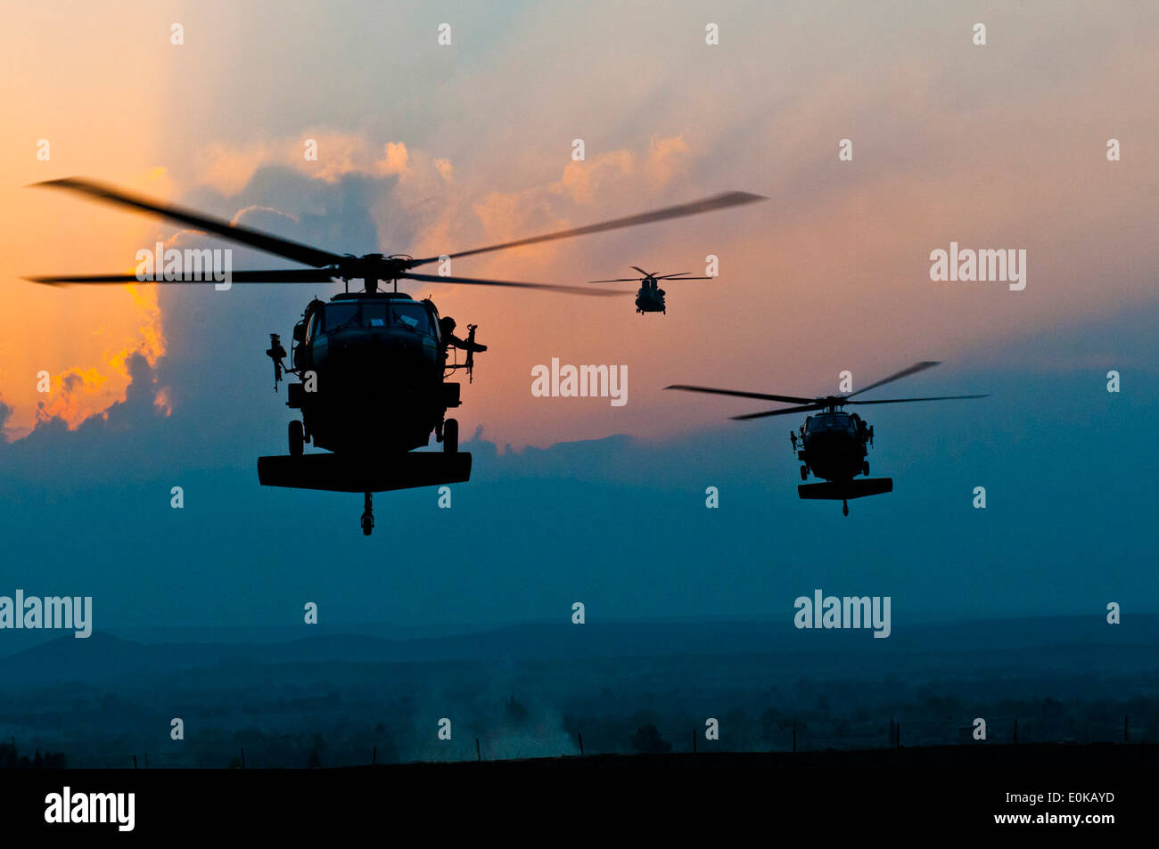 Zwei UH-60 Black Hawks, Provinz NANGARHAR, Afghanistan – wie die Sonne-Köpfe auf den Horizont und einer CH-47 Chinook vorbereiten, l Stockfoto