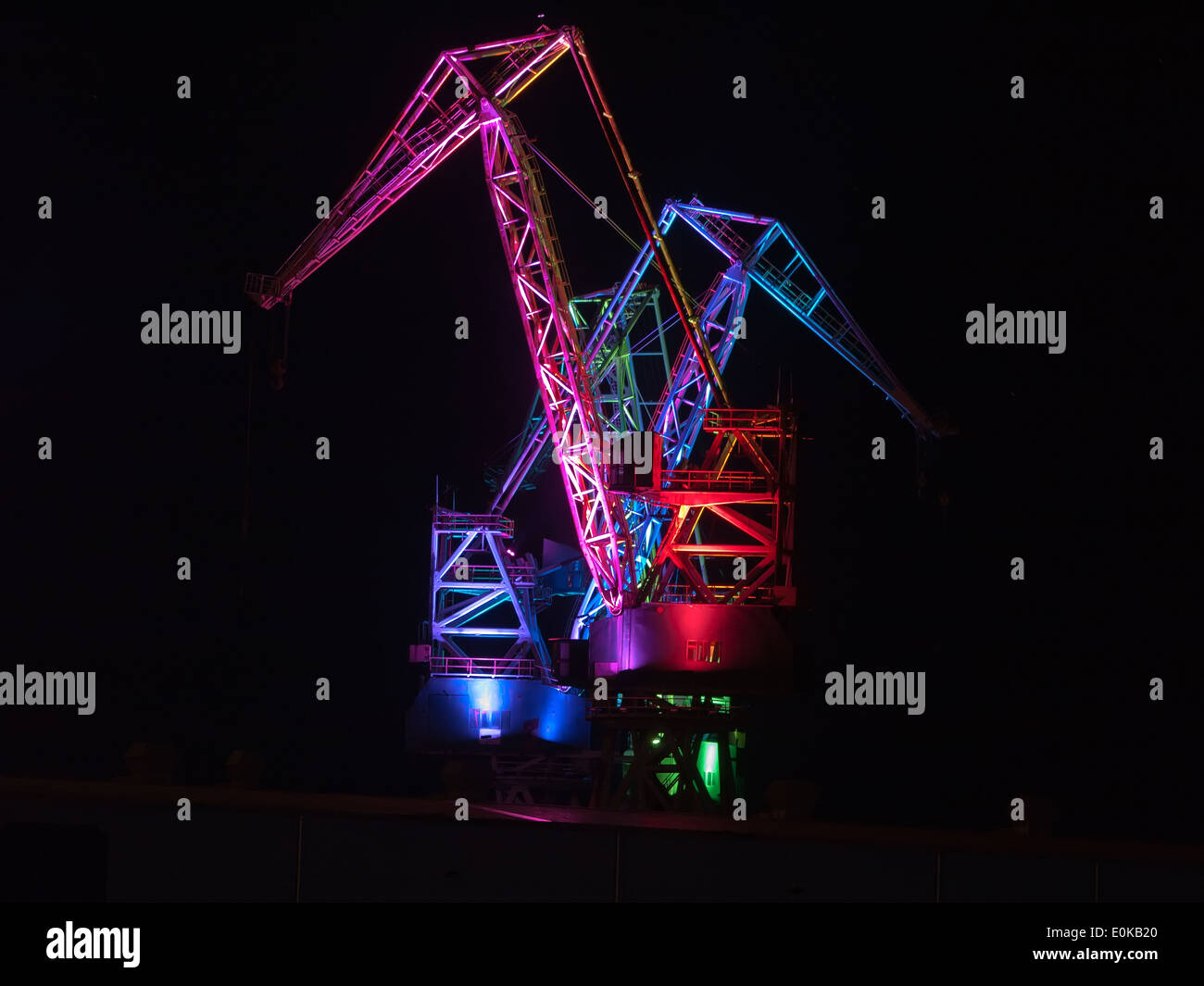 bunte Beleuchtung der Werftkrane, led-leuchten, Nachtaufnahme Stockfoto
