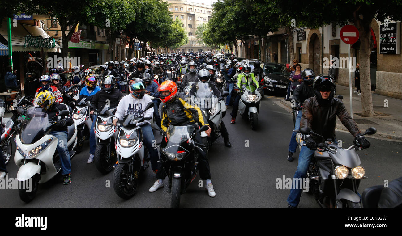 Biker unter den Straßen von Palma De Mallorca während einer lokalen Bike Day Feier in Spanien gesehen Stockfoto