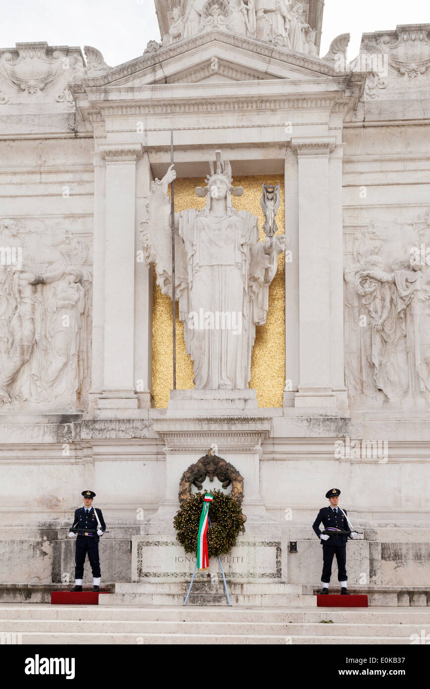 Wächter im Dienst an das Grab des unbekannten Soldaten, Vittorio Emanuele Gebäude, Rom, Italien Europa Stockfoto