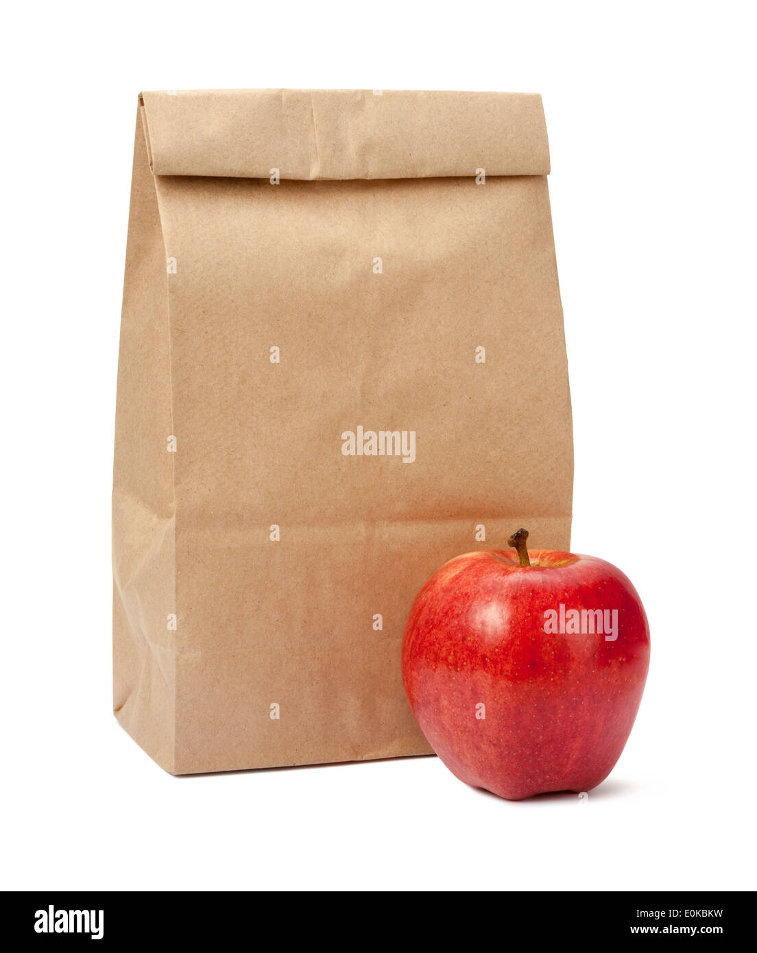 Brown Bag Lunch mit einem roten Apfel, isoliert auf einem weißen Hintergrund. Stockfoto