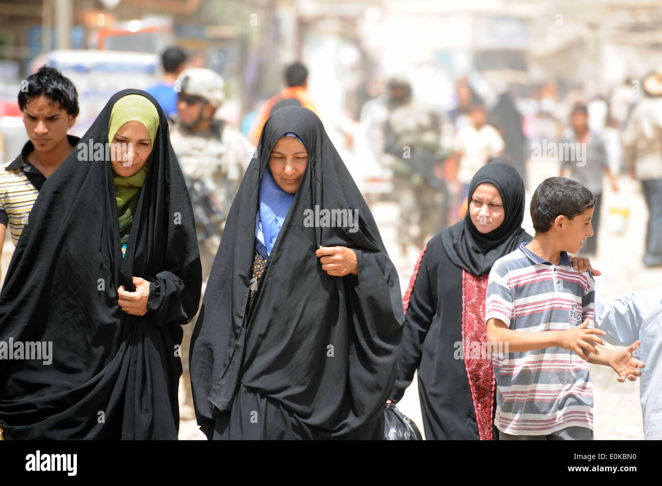 Irakische Frauen gehen auf einen belebten Markt Straße im östlichen Bagdad, Irak, Juni 21. US-Soldaten der Alpha Company, 2. Bataillon, 5 Stockfoto