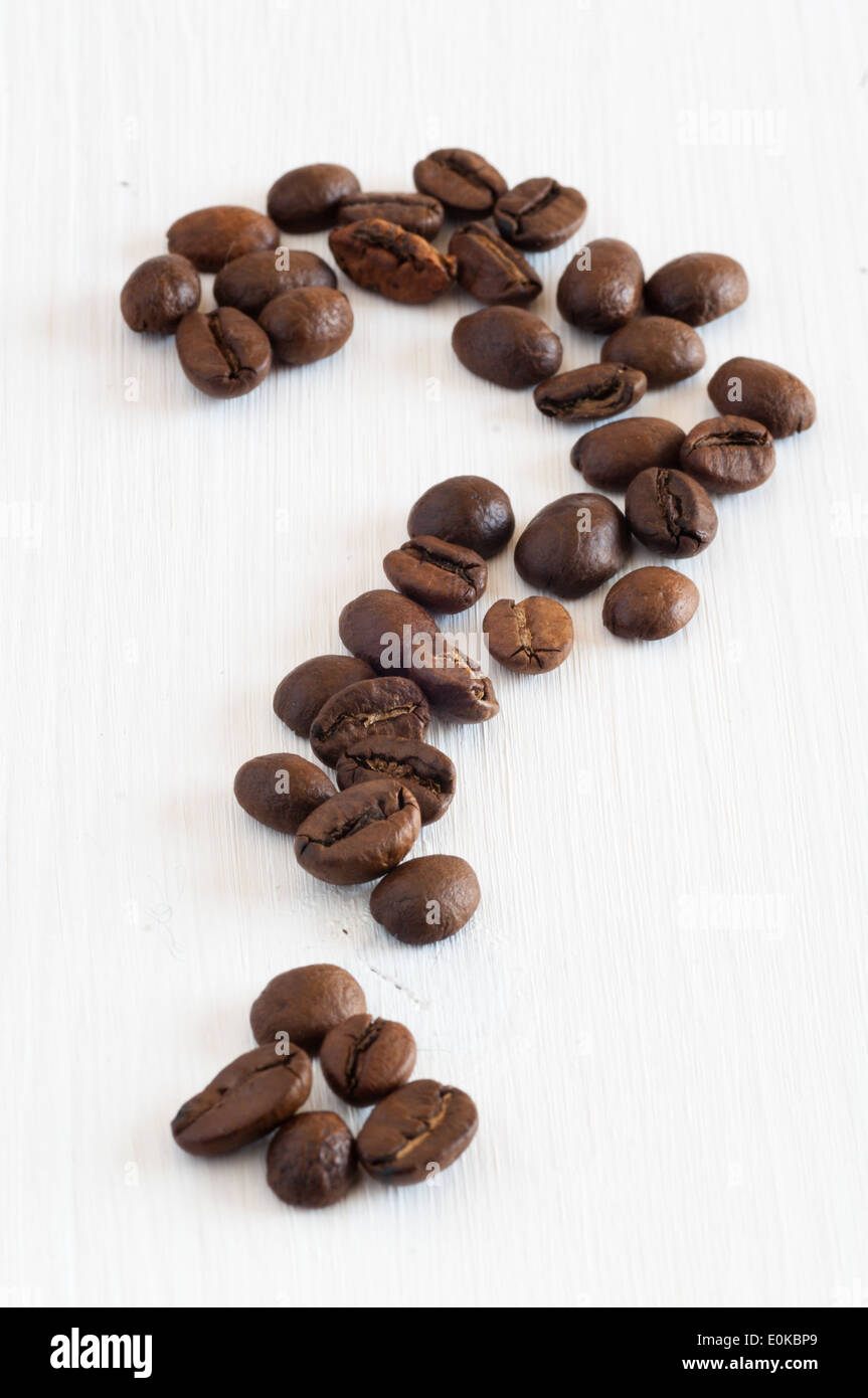 Kaffeebohnen, geformt wie ein Fragezeichen Stockfoto
